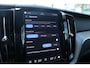 Volvo XC60 2.0 T8 Plug-in hybrid AWD Ultimate Bright | Stuurverwarming | Stoelverwarming | Apple Carplay | Trekhaak | Panoramadak | Lederen bekleding | Achterbank verwarmd |