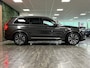 Volvo XC90 T8 AWD Recharge Plus Bright | Luchtvering | Trekhaak | 360 Camera | Harman Kardon | 455pk | Adaptieve Cruise Control | Stoelverwarming voor+achter | Stuurwielverwarming | Schuifdak | Full LED Meesturende koplampen | Pilot Assist | BLIS Dode Hoek Detectie | Elektrische voorstoelen geheugen | Lederen bekleding | Zitting verlenging voorstoelen | Lederen dashboard | 20 Inch | Google Infotainment | Keyless Drive | Privacy Glass | Elektrisch bedienbare achterklep | Geïntegreerd kinderzitje achterin | Geïntegreerde zongordijnen achterportieren | Verlichte instaplijsten | 7-Persoons | 4-Zone Climate Control | DAB Radio | Apple Carplay/Android Auto | Platinum Grey |