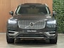Volvo XC90 T8 AWD Recharge Plus Bright | Luchtvering | Trekhaak | 360 Camera | Harman Kardon | 455pk | Adaptieve Cruise Control | Stoelverwarming voor+achter | Stuurwielverwarming | Schuifdak | Full LED Meesturende koplampen | Pilot Assist | BLIS Dode Hoek Detectie | Elektrische voorstoelen geheugen | Lederen bekleding | Zitting verlenging voorstoelen | Lederen dashboard | 20 Inch | Google Infotainment | Keyless Drive | Privacy Glass | Elektrisch bedienbare achterklep | Geïntegreerd kinderzitje achterin | Geïntegreerde zongordijnen achterportieren | Verlichte instaplijsten | 7-Persoons | 4-Zone Climate Control | DAB Radio | Apple Carplay/Android Auto | Platinum Grey |