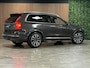 Volvo XC90 T8 AWD Recharge Plus Bright | Luchtvering | Trekhaak | 360 Camera | Harman Kardon | 455pk | Adaptieve Cruise Control | Stoelverwarming voor+achter | Stuurwielverwarming | Schuifdak | Full LED Meesturende koplampen | Pilot Assist | BLIS Dode Hoek Detectie | Elektrische voorstoelen geheugen | Lederen bekleding | Zitting verlenging voorstoelen | Lederen dashboard | 20 Inch | Google Infotainment | Keyless Drive | Privacy Glass | Elektrisch bedienbare achterklep | Geïntegreerd kinderzitje achterin | Geïntegreerde zongordijnen achterportieren | Verlichte instaplijsten | 7-Persoons | 4-Zone Climate Control | DAB Radio | Apple Carplay/Android Auto | Platinum Grey |