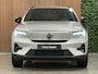 Volvo XC40 Recharge Plus 70 kWh | 96% SoH | All-season banden | Adaptieve Cruise Control | Stoel en Stuurwielverwarming | Parkeercamera | BLIS Blind Spot Information System | Pilot Assist | 19 Inch | R-Design microtech/alcantara bekleding met wit stiksel en bies | Zitting verlenging voorstoelen | Warmtepomp | Google Infotainment | Keyless Drive | Privacy Glass | Parkeersensoren voor+achter | Elektrisch bedienbare achterklep | DAB Radio | Apple Carplay/Android Auto | Volvo On Call met mobiele App functie | Silver Dawn Metallic |