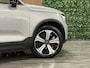 Volvo XC40 Recharge Plus 70 kWh | 96% SoH | All-season banden | Adaptieve Cruise Control | Stoel en Stuurwielverwarming | Parkeercamera | BLIS Blind Spot Information System | Pilot Assist | 19 Inch | R-Design microtech/alcantara bekleding met wit stiksel en bies | Zitting verlenging voorstoelen | Warmtepomp | Google Infotainment | Keyless Drive | Privacy Glass | Parkeersensoren voor+achter | Elektrisch bedienbare achterklep | DAB Radio | Apple Carplay/Android Auto | Volvo On Call met mobiele App functie | Silver Dawn Metallic |