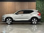 Volvo XC40 Recharge Plus 70 kWh | 96% SoH | All-season banden | Adaptieve Cruise Control | Stoel en Stuurwielverwarming | Parkeercamera | BLIS Blind Spot Information System | Pilot Assist | 19 Inch | R-Design microtech/alcantara bekleding met wit stiksel en bies | Zitting verlenging voorstoelen | Warmtepomp | Google Infotainment | Keyless Drive | Privacy Glass | Parkeersensoren voor+achter | Elektrisch bedienbare achterklep | DAB Radio | Apple Carplay/Android Auto | Volvo On Call met mobiele App functie | Silver Dawn Metallic |