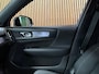 Volvo XC40 Recharge Plus 70 kWh | 96% SoH | All-season banden | Adaptieve Cruise Control | Stoel en Stuurwielverwarming | Parkeercamera | BLIS Blind Spot Information System | Pilot Assist | 19 Inch | R-Design microtech/alcantara bekleding met wit stiksel en bies | Zitting verlenging voorstoelen | Warmtepomp | Google Infotainment | Keyless Drive | Privacy Glass | Parkeersensoren voor+achter | Elektrisch bedienbare achterklep | DAB Radio | Apple Carplay/Android Auto | Volvo On Call met mobiele App functie | Silver Dawn Metallic |