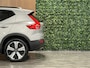Volvo XC40 Recharge Plus 70 kWh | 96% SoH | All-season banden | Adaptieve Cruise Control | Stoel en Stuurwielverwarming | Parkeercamera | BLIS Blind Spot Information System | Pilot Assist | 19 Inch | R-Design microtech/alcantara bekleding met wit stiksel en bies | Zitting verlenging voorstoelen | Warmtepomp | Google Infotainment | Keyless Drive | Privacy Glass | Parkeersensoren voor+achter | Elektrisch bedienbare achterklep | DAB Radio | Apple Carplay/Android Auto | Volvo On Call met mobiele App functie | Silver Dawn Metallic |