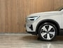 Volvo XC40 Recharge Plus 70 kWh | 96% SoH | All-season banden | Adaptieve Cruise Control | Stoel en Stuurwielverwarming | Parkeercamera | BLIS Blind Spot Information System | Pilot Assist | 19 Inch | R-Design microtech/alcantara bekleding met wit stiksel en bies | Zitting verlenging voorstoelen | Warmtepomp | Google Infotainment | Keyless Drive | Privacy Glass | Parkeersensoren voor+achter | Elektrisch bedienbare achterklep | DAB Radio | Apple Carplay/Android Auto | Volvo On Call met mobiele App functie | Silver Dawn Metallic |