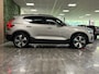 Volvo XC40 Recharge Plus 70 kWh | 96% SoH | All-season banden | Adaptieve Cruise Control | Stoel en Stuurwielverwarming | Parkeercamera | BLIS Blind Spot Information System | Pilot Assist | 19 Inch | R-Design microtech/alcantara bekleding met wit stiksel en bies | Zitting verlenging voorstoelen | Warmtepomp | Google Infotainment | Keyless Drive | Privacy Glass | Parkeersensoren voor+achter | Elektrisch bedienbare achterklep | DAB Radio | Apple Carplay/Android Auto | Volvo On Call met mobiele App functie | Silver Dawn Metallic |