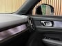 Volvo XC40 Recharge Plus 70 kWh | 96% SoH | All-season banden | Adaptieve Cruise Control | Stoel en Stuurwielverwarming | Parkeercamera | BLIS Blind Spot Information System | Pilot Assist | 19 Inch | R-Design microtech/alcantara bekleding met wit stiksel en bies | Zitting verlenging voorstoelen | Warmtepomp | Google Infotainment | Keyless Drive | Privacy Glass | Parkeersensoren voor+achter | Elektrisch bedienbare achterklep | DAB Radio | Apple Carplay/Android Auto | Volvo On Call met mobiele App functie | Silver Dawn Metallic |