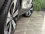 Volvo XC40 Recharge Plus 70 kWh | 96% SoH | All-season banden | Adaptieve Cruise Control | Stoel en Stuurwielverwarming | Parkeercamera | BLIS Blind Spot Information System | Pilot Assist | 19 Inch | R-Design microtech/alcantara bekleding met wit stiksel en bies | Zitting verlenging voorstoelen | Warmtepomp | Google Infotainment | Keyless Drive | Privacy Glass | Parkeersensoren voor+achter | Elektrisch bedienbare achterklep | DAB Radio | Apple Carplay/Android Auto | Volvo On Call met mobiele App functie | Silver Dawn Metallic |