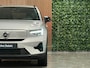 Volvo XC40 Recharge Plus 70 kWh | 96% SoH | All-season banden | Adaptieve Cruise Control | Stoel en Stuurwielverwarming | Parkeercamera | BLIS Blind Spot Information System | Pilot Assist | 19 Inch | R-Design microtech/alcantara bekleding met wit stiksel en bies | Zitting verlenging voorstoelen | Warmtepomp | Google Infotainment | Keyless Drive | Privacy Glass | Parkeersensoren voor+achter | Elektrisch bedienbare achterklep | DAB Radio | Apple Carplay/Android Auto | Volvo On Call met mobiele App functie | Silver Dawn Metallic |