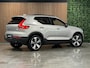 Volvo XC40 Recharge Plus 70 kWh | 96% SoH | All-season banden | Adaptieve Cruise Control | Stoel en Stuurwielverwarming | Parkeercamera | BLIS Blind Spot Information System | Pilot Assist | 19 Inch | R-Design microtech/alcantara bekleding met wit stiksel en bies | Zitting verlenging voorstoelen | Warmtepomp | Google Infotainment | Keyless Drive | Privacy Glass | Parkeersensoren voor+achter | Elektrisch bedienbare achterklep | DAB Radio | Apple Carplay/Android Auto | Volvo On Call met mobiele App functie | Silver Dawn Metallic |