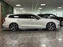 Volvo V60 T8 AWD Recharge Ultra Dark | Trekhaak | 360 Camera | Schuifdak | 455pk | Crystal White | Head-Up Display | Harman Kardon | Adaptieve Cruise Control | Stoelverwarming voor+achter | Stuurwielverwarming | 19 Inch | Full LED Meesturende koplampen | Pilot Assist | BLIS Dode Hoek Detectie | Elektrische voorstoelen geheugen | Lederen bekleding | Zitting verlenging voorstoelen | Lederen dashboard | Google Infotainment | Keyless Drive | Parkeersensoren voor+achter | Privacy Glass | Elektrisch bedienbare achterklep | DAB Radio | Apple Carplay/Android Auto | Volvo On Call met mobiele App functie | Crystal White Metallic |