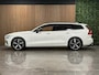 Volvo V60 T8 AWD Recharge Ultra Dark | Trekhaak | 360 Camera | Schuifdak | 455pk | Crystal White | Head-Up Display | Harman Kardon | Adaptieve Cruise Control | Stoelverwarming voor+achter | Stuurwielverwarming | 19 Inch | Full LED Meesturende koplampen | Pilot Assist | BLIS Dode Hoek Detectie | Elektrische voorstoelen geheugen | Lederen bekleding | Zitting verlenging voorstoelen | Lederen dashboard | Google Infotainment | Keyless Drive | Parkeersensoren voor+achter | Privacy Glass | Elektrisch bedienbare achterklep | DAB Radio | Apple Carplay/Android Auto | Volvo On Call met mobiele App functie | Crystal White Metallic |