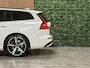 Volvo V60 T8 AWD Recharge Ultra Dark | Trekhaak | 360 Camera | Schuifdak | 455pk | Crystal White | Head-Up Display | Harman Kardon | Adaptieve Cruise Control | Stoelverwarming voor+achter | Stuurwielverwarming | 19 Inch | Full LED Meesturende koplampen | Pilot Assist | BLIS Dode Hoek Detectie | Elektrische voorstoelen geheugen | Lederen bekleding | Zitting verlenging voorstoelen | Lederen dashboard | Google Infotainment | Keyless Drive | Parkeersensoren voor+achter | Privacy Glass | Elektrisch bedienbare achterklep | DAB Radio | Apple Carplay/Android Auto | Volvo On Call met mobiele App functie | Crystal White Metallic |