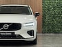Volvo V60 T8 AWD Recharge Ultra Dark | Trekhaak | 360 Camera | Schuifdak | 455pk | Crystal White | Head-Up Display | Harman Kardon | Adaptieve Cruise Control | Stoelverwarming voor+achter | Stuurwielverwarming | 19 Inch | Full LED Meesturende koplampen | Pilot Assist | BLIS Dode Hoek Detectie | Elektrische voorstoelen geheugen | Lederen bekleding | Zitting verlenging voorstoelen | Lederen dashboard | Google Infotainment | Keyless Drive | Parkeersensoren voor+achter | Privacy Glass | Elektrisch bedienbare achterklep | DAB Radio | Apple Carplay/Android Auto | Volvo On Call met mobiele App functie | Crystal White Metallic |