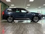 Volvo XC90 T8 AWD Recharge Plus Bright Long Range | Trekhaak | 360° Camera | Harman Kardon | 455pk | Adaptieve Cruise Control | Stoel en Stuurwielverwarming | Schuifdak | Full LED Meesturende koplampen | Google Infotainment | Pilot Assist | BLIS Dode Hoek Detectie | Standkachel met Volvo On Call App | Elektrische voorstoelen geheugen | Lederen bekleding | Zitting verlenging voorstoelen | Lederen dashboard | 20 Inch | Keyless Drive | Parkeersensoren voor+achter | Privacy Glass | Elektrisch bedienbare achterklep | 7-Persoons | 4-Zone Climate Control | Geïntegreerde zongordijnen achterportieren | Verlichte instaplijsten | Draadloos telefoon opladen | Alarm Klasse III | DAB Radio | Apple Carplay/Android Auto | Volvo On Call met mobiele App functie | Denim Blue Metallic |