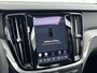 Volvo V60 T6 Recharge Ultra Dark | 18" | Trekhaak | Panoramadak | Head-Up | Full LED | Harman Kardon | Elektr. verst. Stoelen |