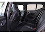 Volvo XC40 T4 R-Design - Panorama/schuifdak - IntelliSafe Assist & Surround - Harman/Kardon audio - Adaptieve LED koplampen - Parkeercamera achter - Verwarmde voorstoelen - Parkeersensoren voor & achter - Draadloze tel. lader - Schakelpaddles aan stuur - Extra getint glas - Inklapbare trekhaak - 18' LMV