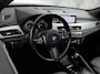BMW X1 xDrive25e M Sport High Executive 221Pk Automaat (SOH 81,8%, PANORAMADAK, M PAKKET, GROOT NAVI, LEDER, STOELVERWARMING, SPORTSTOELEN, GETINT GLAS, SFEERVERLICHTING, NIEUWSTAAT)