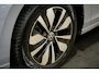 Volkswagen Golf 1.0 eTSI Life Automaat | ACC | Stuur-/Stoelverwarming | Navigatie |