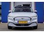 Ford Mustang Mach-E RWD 75 kWh | Panoramadak | LEDER | Apple Carplay | L.M. Velgen | Trekhaak | Achteruitrijcamera | Airco (automatisch) | Apple Carplay/Android Auto|telefoonintegratie premium