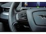 Ford Mustang Mach-E RWD 75 kWh | Panoramadak | LEDER | Apple Carplay | L.M. Velgen | Trekhaak | Achteruitrijcamera | Airco (automatisch) | Apple Carplay/Android Auto|telefoonintegratie premium