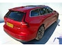 Volvo V60 2.0 T6 AWD Plug-in hybrid 293kW/399pk Aut8 Ultra Bright PANORAMADAK + HARMAN/KARDON + EL.TREKHAAK + STOELVENTILATIE&-MASSAGE + 360 CAMERA + BLIS + ADAPT.CRUISE + MATRIX LED + PILOT ASSIST + STUUR&STOEVERWARMING V&A + PARKSENSOREN + 18" LM-VELGEN!!