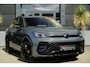 Volkswagen Tiguan 1.5 eHybrid R-Line Edition | PHEV | Pano | Trekhaak | 360° Camera | Deze Volkswagen Tiguan 1.5 eHybrid R-Line Edition is de ideale combinatie van dynamisch design, dagelijks comfort en moderne technologie. De sportieve R-Line styling geeft hem een krachtige u