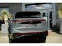 Volkswagen Tiguan 1.5 eHybrid R-Line Edition | PHEV | Pano | Trekhaak | 360° Camera | Deze Volkswagen Tiguan 1.5 eHybrid R-Line Edition is de ideale combinatie van dynamisch design, dagelijks comfort en moderne technologie. De sportieve R-Line styling geeft hem een krachtige u