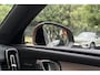 Volvo XC40 B4 Plus Black Edition | Semi-Electrische wegklapbare Trekhaak | Verwarmbare voorstoelen, stuurwiel en voorruit | Premium audio by Harman Kardon | Apple carplay/Android auto | Keyless Entree | 20'' Lichtmetalen velgen |