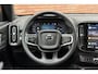 Volvo XC40 B4 Plus Black Edition | Semi-Electrische wegklapbare Trekhaak | Verwarmbare voorstoelen, stuurwiel en voorruit | Premium audio by Harman Kardon | Apple carplay/Android auto | Keyless Entree | 20'' Lichtmetalen velgen |