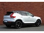 Volvo XC40 B4 Plus Black Edition | Semi-Electrische wegklapbare Trekhaak | Verwarmbare voorstoelen, stuurwiel en voorruit | Premium audio by Harman Kardon | Apple carplay/Android auto | Keyless Entree | 20'' Lichtmetalen velgen |