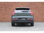 Volvo XC40 B4 Plus Dark | Panoramadak | Trekhaak | Premium audio by Harman Kardon | Verwarmbare voorstoelen, stuurwiel en voorruit | Apple carplay/Android auto |