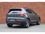 Volvo XC40 B4 Plus Dark | Panoramadak | Trekhaak | Premium audio by Harman Kardon | Verwarmbare voorstoelen, stuurwiel en voorruit | Apple carplay/Android auto |
