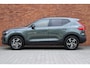 Volvo XC40 B4 Plus Dark | Panoramadak | Trekhaak | Premium audio by Harman Kardon | Verwarmbare voorstoelen, stuurwiel en voorruit | Apple carplay/Android auto |
