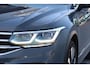 Volkswagen Tiguan 1.5 TSI R-Line Business+ 150PK / 110kW DSG, NL auto, nieuw door ons geleverd, 20" 'Suzuka' LMV, achteruitrijcamera (Rear View), parkeersensoren voor en achter (PDC), keyless start & entry, elektrische achterklep met sensorsturing (Easy Open), LED Matrix (IQ.Lights), digital cockpit pro, DAB+, Apple Carplay & Android Auto, navigatie, DAB+, draadloze telefoonlader, privacy glas, adaptieve crusie control (ACC), chrome dakrails, dynamische richtingaanwijzers, R-Line in- en exterieur, elektrisch verstel-, verwarm- en inklapbare buitenspiegels, verwarmbare voorstoel etc.