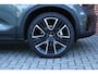 Volvo XC40 B4 Automaat Plus Dark | Demo deal | Panoramisch schuif-/ kanteldak | Harman Kardon | Elektrische voorstoelen met geheugenfunctie | 360 graden camera | Stoel-/ stuurwielverwarming | Verwarmde achterbank | Extra getint glas | 20 inch. lichtmetalen velgen | Pilot assist |