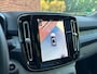Volvo XC40 B4 Automaat Plus Dark | Demo deal | Panoramisch schuif-/ kanteldak | Harman Kardon | Elektrische voorstoelen met geheugenfunctie | 360 graden camera | Stoel-/ stuurwielverwarming | Verwarmde achterbank | Extra getint glas | 20 inch. lichtmetalen velgen | Pilot assist |