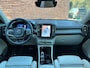 Volvo XC40 B4 Automaat Plus Dark | Demo deal | Panoramisch schuif-/ kanteldak | Harman Kardon | Elektrische voorstoelen met geheugenfunctie | 360 graden camera | Stoel-/ stuurwielverwarming | Verwarmde achterbank | Extra getint glas | 20 inch. lichtmetalen velgen | Pilot assist |