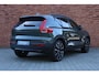Volvo XC40 B4 Automaat Plus Dark | Demo deal | Panoramisch schuif-/ kanteldak | Harman Kardon | Elektrische voorstoelen met geheugenfunctie | 360 graden camera | Stoel-/ stuurwielverwarming | Verwarmde achterbank | Extra getint glas | 20 inch. lichtmetalen velgen | Pilot assist |