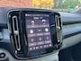 Volvo XC40 B4 Automaat Plus Dark | Demo deal | Panoramisch schuif-/ kanteldak | Harman Kardon | Elektrische voorstoelen met geheugenfunctie | 360 graden camera | Stoel-/ stuurwielverwarming | Verwarmde achterbank | Extra getint glas | 20 inch. lichtmetalen velgen | Pilot assist |