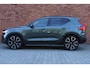 Volvo XC40 B4 Automaat Plus Dark | Demo deal | Panoramisch schuif-/ kanteldak | Harman Kardon | Elektrische voorstoelen met geheugenfunctie | 360 graden camera | Stoel-/ stuurwielverwarming | Verwarmde achterbank | Extra getint glas | 20 inch. lichtmetalen velgen | Pilot assist |
