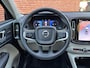 Volvo XC40 B4 Automaat Plus Dark | Demo deal | Panoramisch schuif-/ kanteldak | Harman Kardon | Elektrische voorstoelen met geheugenfunctie | 360 graden camera | Stoel-/ stuurwielverwarming | Verwarmde achterbank | Extra getint glas | 20 inch. lichtmetalen velgen | Pilot assist |