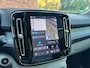 Volvo XC40 B4 Automaat Plus Dark | Demo deal | Panoramisch schuif-/ kanteldak | Harman Kardon | Elektrische voorstoelen met geheugenfunctie | 360 graden camera | Stoel-/ stuurwielverwarming | Verwarmde achterbank | Extra getint glas | 20 inch. lichtmetalen velgen | Pilot assist |