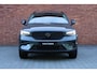 Volvo XC40 B4 Automaat Plus Dark | Demo deal | Panoramisch schuif-/ kanteldak | Harman Kardon | Elektrische voorstoelen met geheugenfunctie | 360 graden camera | Stoel-/ stuurwielverwarming | Verwarmde achterbank | Extra getint glas | 20 inch. lichtmetalen velgen | Pilot assist |