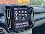 Volvo XC40 B4 Automaat Plus Dark | Demo deal | Panoramisch schuif-/ kanteldak | Harman Kardon | Elektrische voorstoelen met geheugenfunctie | 360 graden camera | Stoel-/ stuurwielverwarming | Verwarmde achterbank | Extra getint glas | 20 inch. lichtmetalen velgen | Pilot assist |