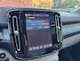 Volvo XC40 B4 Automaat Plus Dark | Demo deal | Panoramisch schuif-/ kanteldak | Harman Kardon | Elektrische voorstoelen met geheugenfunctie | 360 graden camera | Stoel-/ stuurwielverwarming | Verwarmde achterbank | Extra getint glas | 20 inch. lichtmetalen velgen | Pilot assist |