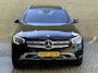 Mercedes-Benz GLC 300e 4MATIC AMG styling | Lederen bekleding | Sportstoelen met memory | Navigatie | Full-LED | Apple CarPlay | Stoelverwarming | Cruise control | Dodehoekdetectie | Elektrische achterklep | Volledig onderhouden
