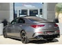 Mercedes-Benz CLA 180 AMG | 136pk | Panoramadak | Stoelverwarming | Camera | Deze Mercedes-Benz CLA 180 AMG Line combineert het elegante coupédesign met een sportieve uitstraling en het comfort dat je van Mercedes-Benz mag verwachten. De fraaie AMG-styling, de gestroo
