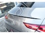 Mercedes-Benz CLA 180 AMG | 136pk | Panoramadak | Stoelverwarming | Camera | Deze Mercedes-Benz CLA 180 AMG Line combineert het elegante coupédesign met een sportieve uitstraling en het comfort dat je van Mercedes-Benz mag verwachten. De fraaie AMG-styling, de gestroo